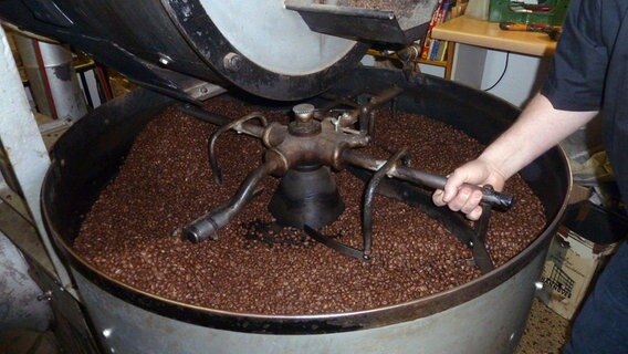 Kaffeebohnen rösten in der Maschine. © NDR Foto: Birgit Reichardt