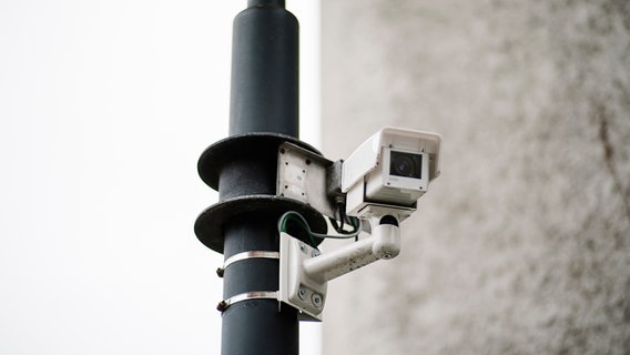 Überwachungskamera an einem Pfahl in Hannover. © NDR Foto: Julius Matuschik