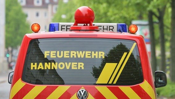 Ein Feuerwehrfahrzeug steht an einem Einsatzort. © Feuerwehr Hannover 