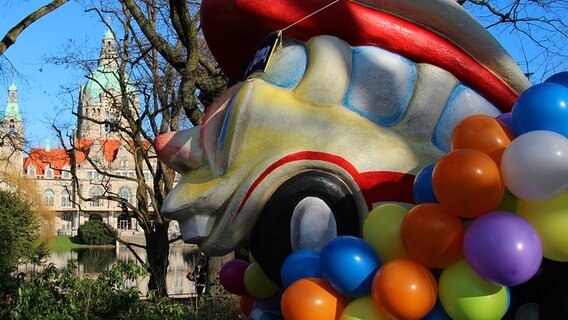 Ein Karneval-Umzugswagen steht am Maschpark, während im Hintergrund das Neue Rathaus von Hannover zu sehen ist. © NDR Foto: Lasse Callsen