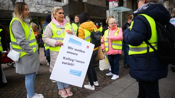 Mitarbeiter von Galeria Karstadt Kaufhof in Hannover stehen bei einem Streik vor der Filiale am Hauptbahnhof in Hannover. © Julian Stratenschulte/dpa Foto: Julian Stratenschulte