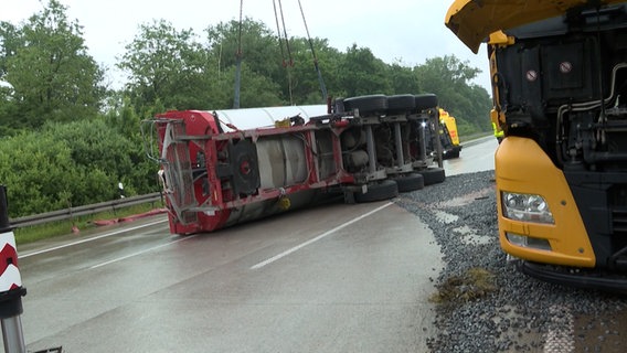 Ein Lkw-Auflieger liegt nach einem Unfall auf der A7. © Hannover Reporter 