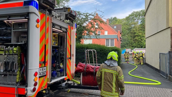 Einsatzkräfte stehen vor einem Kinderheim in Hannover. © Feuerwehr Hannover 