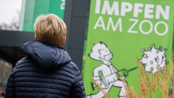 Ein Junge steht am Impfzentrum am Zoo im früheren Regenwald-Panorama des Erlebnis-Zoo Hannover. © picture-alliance/dpa Foto: Julian Stratenschulte