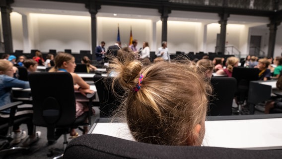Junge Abgeordnete sitzen während der Ersten landesweiten Kinderkonferenz im Landtag. © picture alliance/dpa | Peter Steffen Foto: Peter Steffen