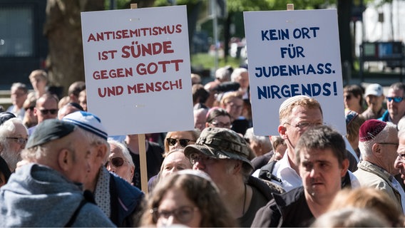 Mit Transparenten gehen Teilnehmer des Kippa-Walks zur Demonstration von Solidarität mit jüdischen Bürgern durch Hannover. Mit Transparenten gehen Teilnehmer des Kippa-Walks zur Demonstration von Solidarität mit jüdischen Bürgern durch Hannover. © dpa-Bildfunk Foto: Peter Steffen