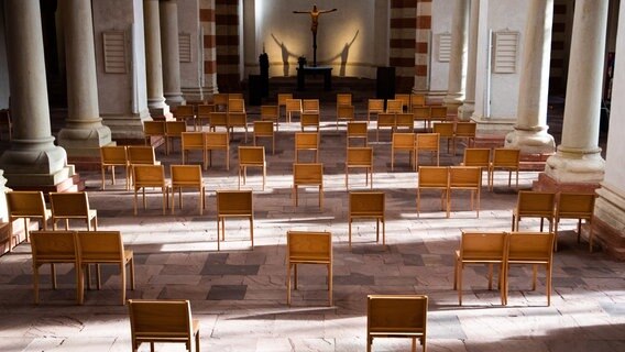 Leere Stühle stehen in der St. Michaelis Kirche in Hildesheim. © dpa-Bildfunk Foto: Julian Stratenschulte
