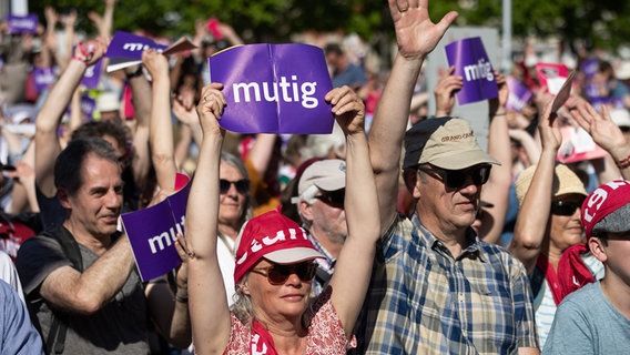 Besucher warten auf den Beginn des Eröffnungsgottesdienstes des Deutschen Evangelischen Kirchentages in Hannover. © dpa Foto: Moritz Frankenberg