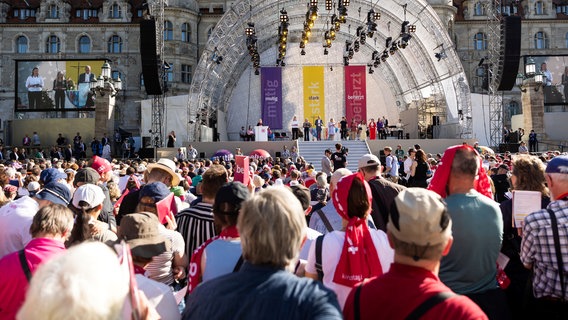 Auf einer Bühne Neuen Rathaus wird der Eröffnungsgottesdienst für den Deutschen Evangelischen Kirchentag in Hannover durchgeführt. © dpa Foto: Moritz Frankenberg