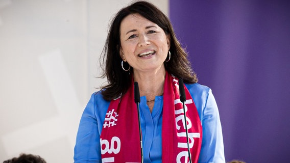 Anja Siegesmund, Präsidentin des Evangelischen Kirchentages 2025, spricht bei der Eröffnungsveranstaltung auf der Bühne vor dem Neuen Rathaus in Hannover. © dpa Foto: Moritz Frankenberg