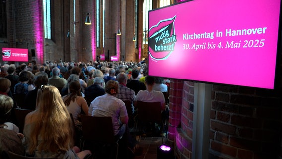 Zahlreiche Menschen sitzen beim Kirchentag in der Marktkirche in Hannover. © NDR 