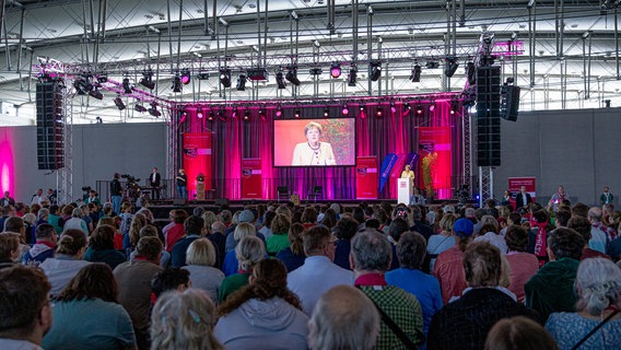 Altbundeskanzlerin Angela Merkel spricht auf dem 39. Evangelischen Kirchentag in Hannover. © dpa-Bildfunk Foto: Moritz Frankenberg