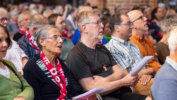 Ökumenischer Gottesdienst zum 1. Mai "Mut schöpfen und Wert schätzen" in der Marktkirche in Hannover. © picture alliance/epd-bild Foto: Paul-Philipp Braun