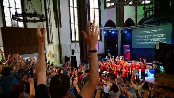 Kirchentagsgäste beim Singmarathon in der Christuskirche © picture alliance / epd-bild | Thomas Lohnes Foto: Thomas Lohnes