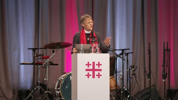 US-Bischöfin Mariann Edgar Budde spricht beim Evangelischen Kirchentag in Hannover. © NDR 