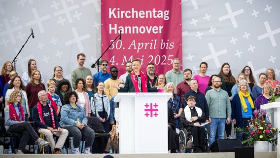 Menschen nehmen am Open-Air-Abschluss-Gottesdienst zum Kirchentag 2025 in Hannover teil. © dpa Bildfunk Foto: Moritz Frankenberg