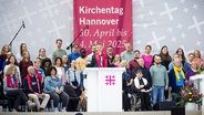 Menschen nehmen am Open-Air-Abschluss-Gottesdienst zum Kirchentag 2025 in Hannover teil. © dpa Bildfunk Foto: Moritz Frankenberg