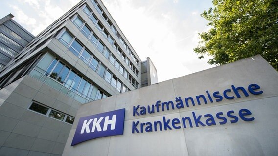 Das Logo der Kaufmännische Krankenkasse (KKH) ist an dem Sitz der Versicherung in Hannover angebracht. © picture alliance/dpa/Silas Stein Foto: silas Stein