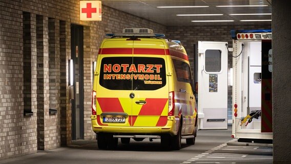 Ein Intensivmobil steht am Klinikum Siloah in Hannover. © dpa-Bildfunk Foto: Julian Stratenschulte