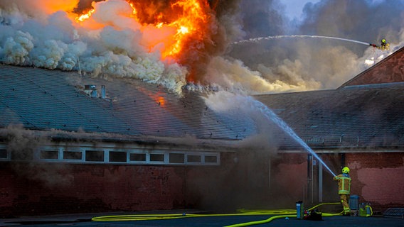 Die Feuerwehr löscht eine brennende Turnhalle. © dpa Foto: Moritz Frankenberg