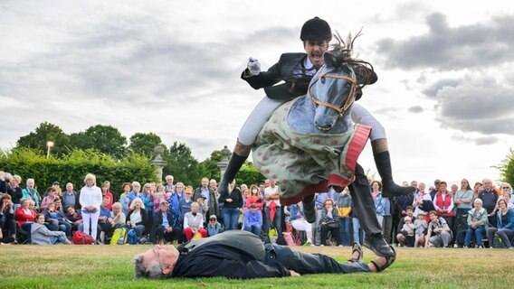 Das Künstlertrio "Les Horsemen" tritt beim Kleinkunstfestival Kleines Fest im Großen Garten auf. © Julian Stratenschulte/dpa Foto: Julian Stratenschulte