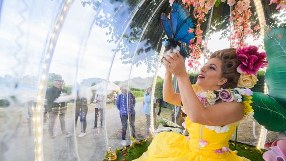 Nikki Lucas tritt mit ihrem "The Show Globe" beim Kleinkunstfestival Kleines Fest im Großen Garten auf. © Julian Stratenschulte/dpa Foto: Julian Stratenschulte
