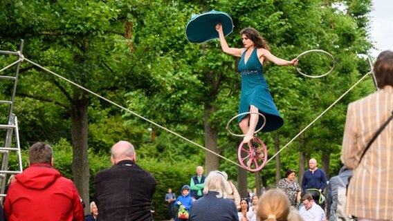 Die Künstlerin Monika d'Elia tritt beim Kleinkunstfestival Kleines Fest im Großen Garten auf. © Julian Stratenschulte/dpa Foto: Julian Stratenschulte