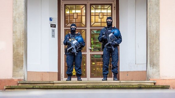 Einsatzkräfte der Polizei stehen vor dem Oberlandesgericht. © dpa Foto: Moritz Frankenberg