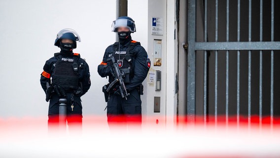 Einsatzkräfte sichern das Oberlandesgericht Celle, in dem der Prozessbeginn gegen die ehemalige RAF-Terroristin Daniela Klette stattfinden wird. © dpa Foto: Sina Schuldt