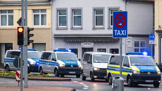Daniela Klette kommt mit einem grauen Transporter am Oberlandesgericht Celle an. © dpa Foto: Sina Schuldt