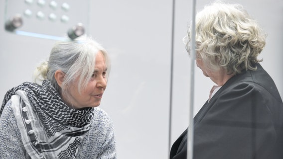 Daniela Klette (l) spricht mit ihrer Anwältin Undine Weyers an einem Prozesstag vor dem Oberlandesgericht Celle. © EPA POOL via dpa Foto: Fabian Bimmer