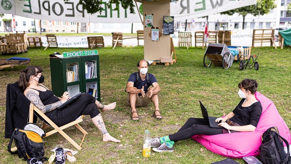 Klima-Aktivisten sitzen in einem Protestcamp. © dpa-Bildfunk Foto: Moritz Frankenberg