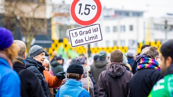 Der Schriftzug "1,5 Grad ist das Limit" ist auf einem Protestplakat in der Optik eines Verkehrsschildes bei einer Kundgebung zum Klimastreik von Fridays for Future in Hannover zu lesen © dpa 