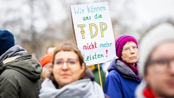 Der Schriftzug "Wir können uns die FDP nicht mehr leisten!" ist auf einem Protestplakat bei einer Kundgebung zum Klimastreik von Fridays for Future in Hannover zu lesen © dpa 