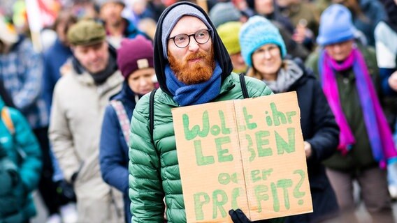Der Schriftzug "Wollt ihr Leben oder Profit?" ist auf einem Protestplakat bei einer Kundgebung zum Klimastreik von Fridays for Future in Hannover zu lesen © dpa 