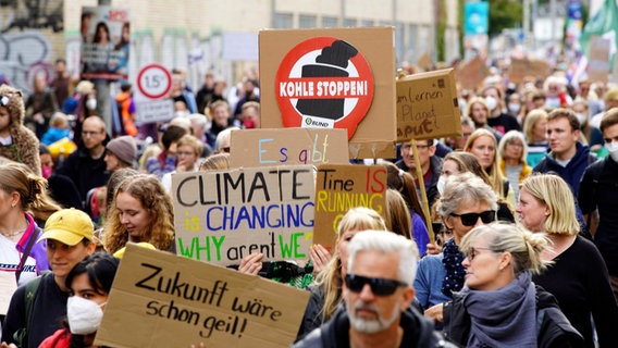 Menschen demonstrieren in Hannover für den Klimaschutz. © picture alliance / Geisler-Fotopress | Patrick Graf/Geisler-Fotopress Foto: Patrick Graf