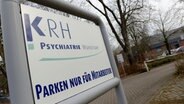 Das Schild der KRH Psychiatrie Wunstorf. © dpa Foto: Peter Steffen