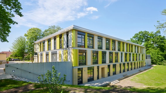 Der zweigeschossige Neubau der neuen Klinik für Kinder- und Jugendpsychiatrie, Psychotherapie und Psychosomatik in der KRH Psychiatrie Wunstorf. © Klinikum Region Hannover GmbH 