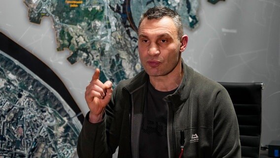 Vitali Klitschko, Bürgermeister Kiews und ehemaliger Box-Weltmeister, gestikuliert während eines Interviews. © ASSOCIATED PRESS Foto: Efrem Lukatsky