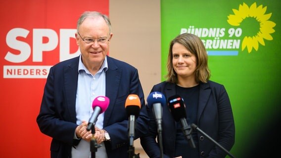 Stephan Weil (SPD), Ministerpräsident Niedersachsen, und Julia Willie Hamburg (Bündnis 90/Die Grünen) geben ein Pressestatement zu geplanten Koalitionsverhandlungen zwischen SPD und Grünen in Niedersachsen. © picture alliance/dpa | Julian Stratenschulte Foto: Julian Stratenschulte