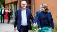 Stephan Weil (SPD), Ministerpräsident von Niedersachsen, und Julia Willie Hamburg (Bündnis 90/Die Grünen), Spitzenkandidatin zur Landtagswahl, gehen zu einem Pressestatement zum Beginn der Koalitionsverhandlungen. © picture alliance/dpa | Michael Matthey Foto: Michael Matthey