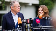 Stephan Weil (SPD) steht neben Julia Willie Hamburg (Grüne) bei einem Pressestatement zum Beginn der Koalitionsverhandlungen. © Michael Matthey/dpa Foto: Michael Matthey/dpa
