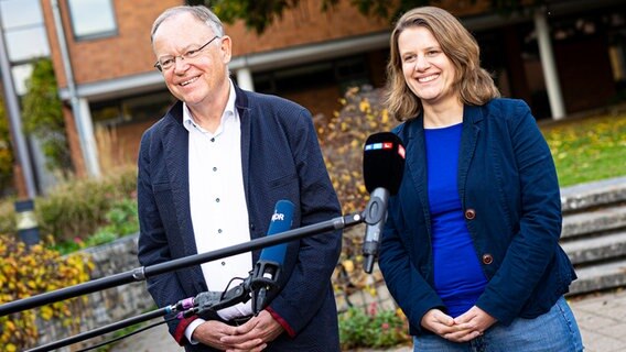 Hannover: Stephan Weil (SPD, l), Ministerpräsident von Niedersachsen, und Julia Willie Hamburg (Bündnis 90/Die Grünen, r) geben ein Pressestatement zu den Koalitionsverhandlungen ab. © dpa-Bildfunk Foto: Moritz Frankenberg