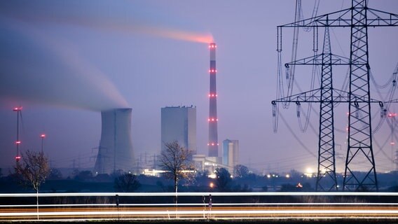 Die Sonne geht hinter dem Kohlekraftwerk Mehrum auf. © dpa-Bildfunk Foto: Julian Stratenschulte