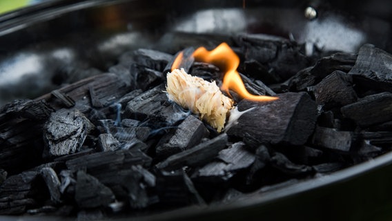 Ein Grill mit Holzkohle. © picture alliance/dpa-tmn/Christin Klose Foto: Christin Klose