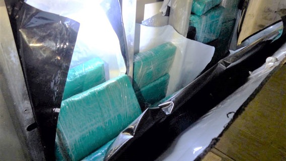 Versteckte Kokainpakete in einem Kühlcontainer. © Zollfahndungsamt Hannover 