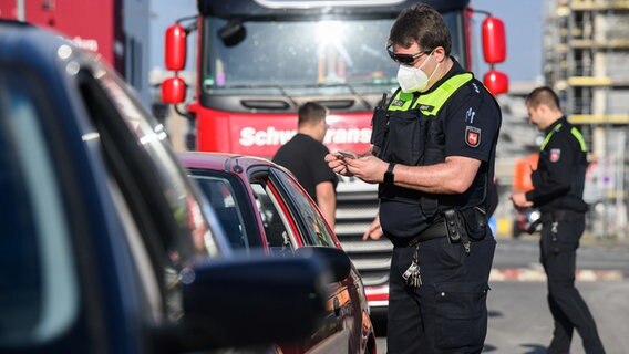 Polizisten der Polizei kontrollieren Autofahrer. © picture alliance/dpa | Julian Stratenschulte Foto: Julian Stratenschulte