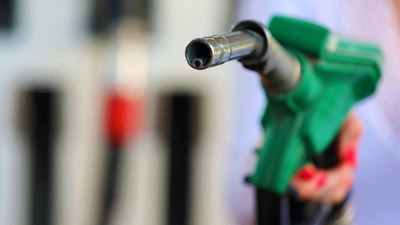 Ein Zapfhahn an einer Tankstelle. © picture alliance / pressefoto_korb Foto: Micha Korb