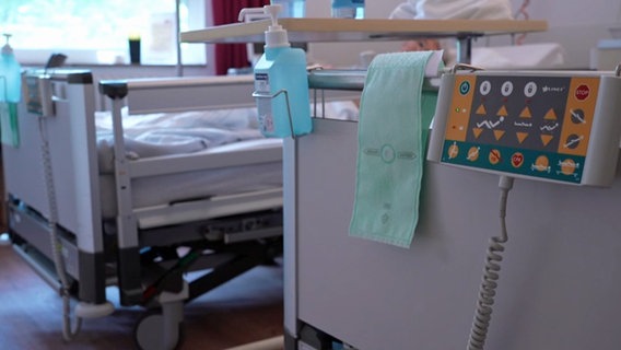 In einem Krankenhauszimmer steht ein leeres Bett. © NDR Foto: Christina Harland-Lange
