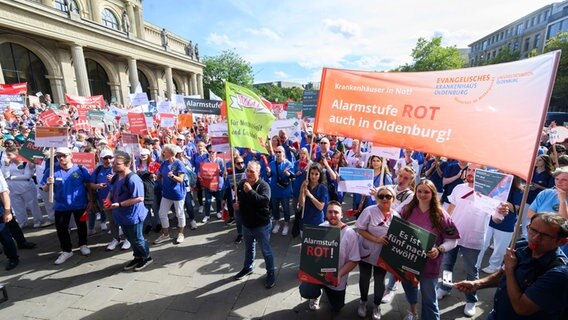 Mitarbeiter von Krankenhäusern demonstrieren vor der Oper. © dpa-Bildfunk 